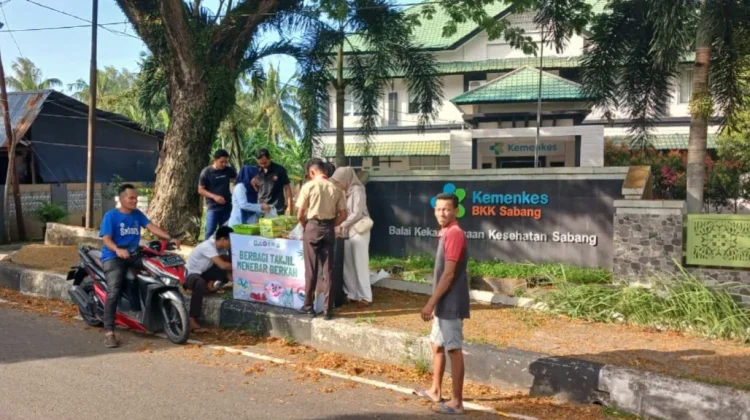 BKK Kelas II Sabang Bagikan 100 Paket Takjil untuk Warga di Bulan Ramadan