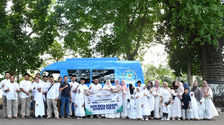Ratusan Paket Takjil Dibagikan BNN Kota Sabang kepada Warga