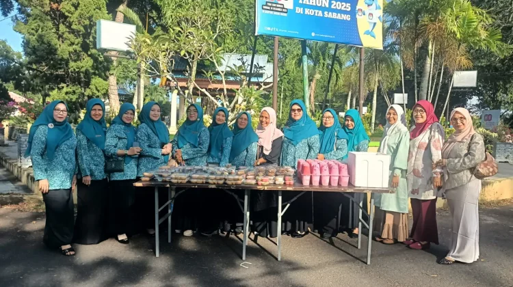 PKK, BKMT dan Dekranasda Sabang Berbagi Ratusan Takjil di Bulan Ramadan