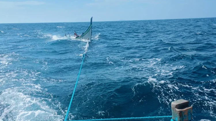 Perahu Pecah Dihantam Ombak, Nelayan Ie Meulee Berhasil Diselamatkan