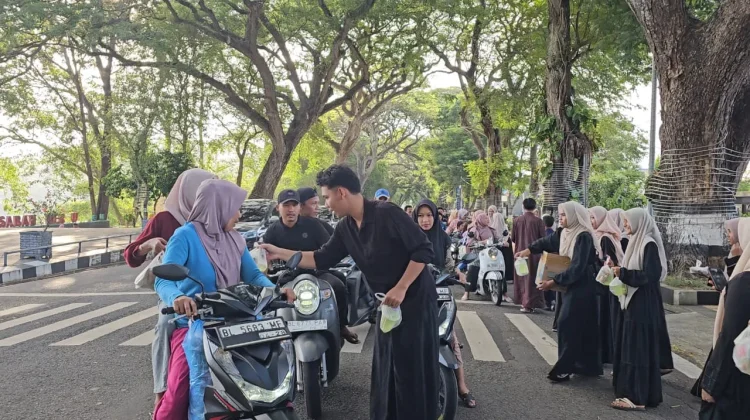 Forum Anak Kota Sabang Bagikan Ratusan Paket Takjil untuk Warga