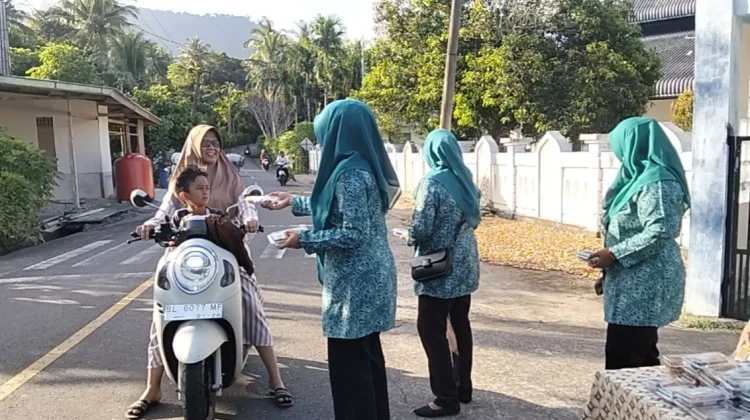 TP PKK Gampong Jaboi Bagikan Ratusan Paket Takjil ke Warga