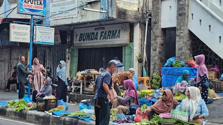 Warga Sabang Berburu Kebutuhan Meugang di Pasar Tumpah