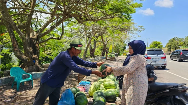 Pedagang Buah di Sabang Raup Untung Jutaan Rupiah di Akhir Ramadan