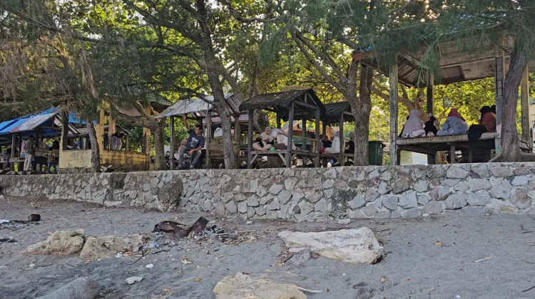 Pantai Anoi Itam Ramai Diserbu Wisatawan, Pedagang Raup Omzet Jutaan per Hari