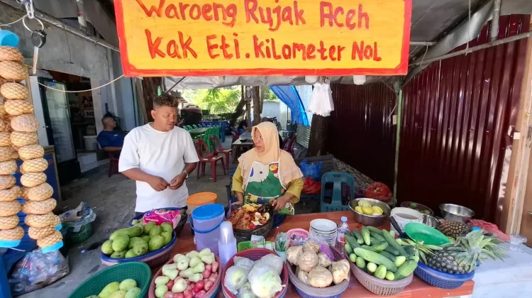 Rujak Aceh di Kilometer Nol Laris Manis Diserbu Wisatawan