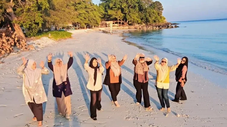 Pantai Pasir Putih Sabang Jadi Lokasi Wisata Favorit Wisatawan dan Warga Sabang