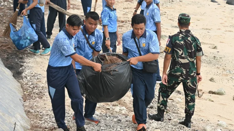 Jelang HUT ke-80 TNI AU, Personel Lanud MUS dan Satrad 101 Gelar Aksi Bersih Pantai