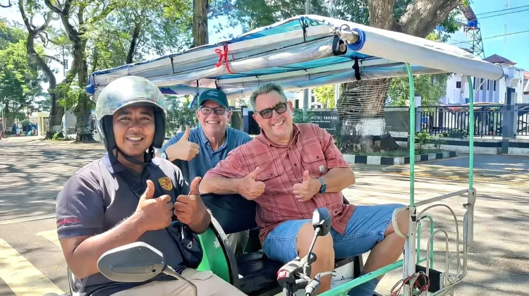 Turis Asing Keliling Naik Becak, Takjub Lihat Wisata Sabang