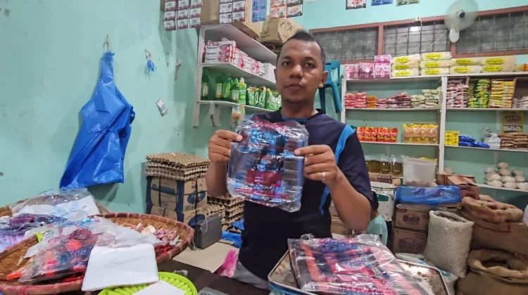 Harga Plastik Melonjak, Pedagang Pasar Induk Tertekan dan Terpaksa Berhemat