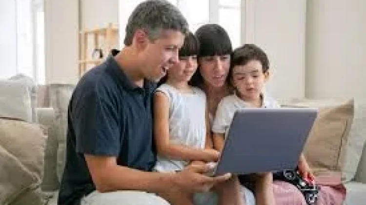Menanamkan Adab Digital, Pendidikan Utama Dimulai dari Rumah