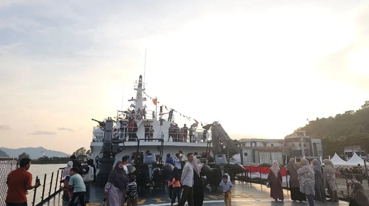 Ratusan Warga Antusias Kunjungi Kapal Polisi Wisanggeni 8005