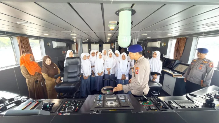 Siswa Sekolah di Sabang Kunjungi Kapal Polisi Wisanggeni