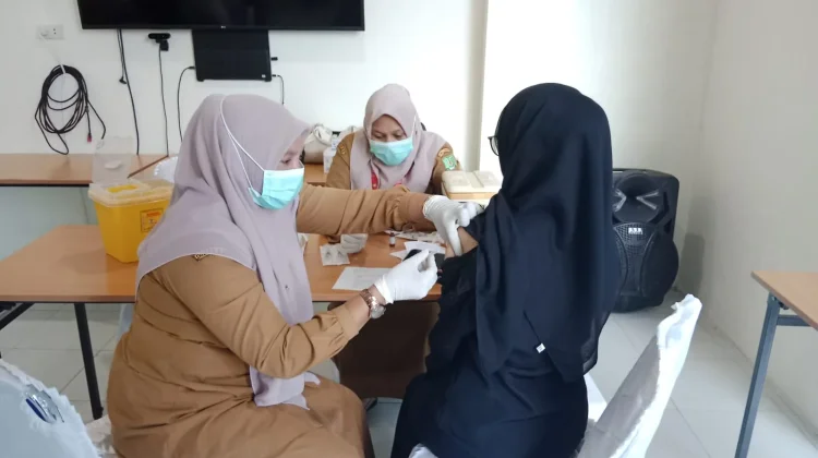 Nakes RSUD Kota Sabang Disuntik Imunisasi MR