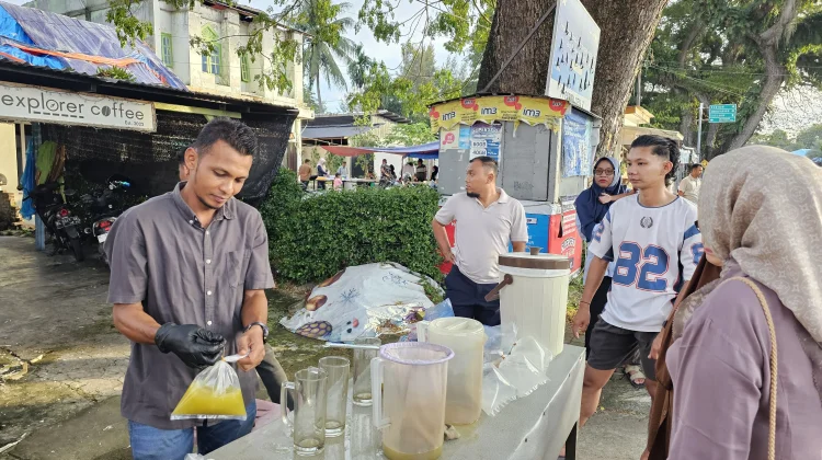 Cuaca Panas di Sabang, Pedagang Es Tebu Diserbu Pembeli