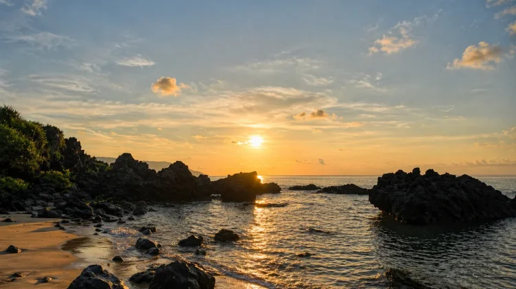 Pantai Kasih Sabang Tawarkan Keindahan Panorama Sunset