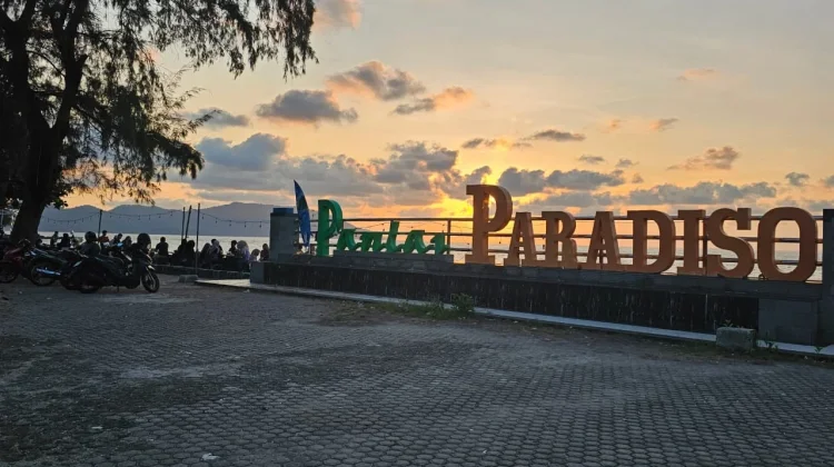 Menikmati Panorama Sunset di Pantai Paradiso