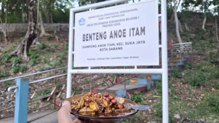 Rujak Khas Benteng Anoi Itam Diburu Wisatawan, Cita Rasa Unik Bikin Ketagihan