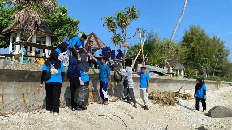 FAKOSA Gelar Aksi Bersih Pantai dan Daur Ulang Sampah di Sumur Tiga