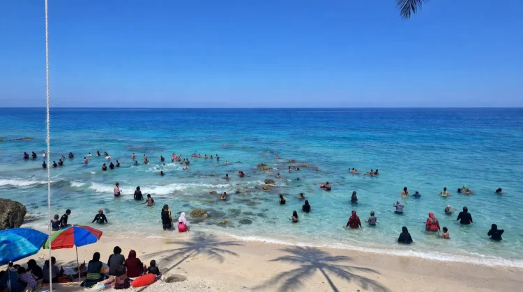 Wisata Pantai Sumur Tiga Ramai Dikunjungi saat Akhir Pekan