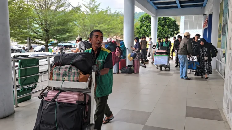 Di Usia Senja, Muhammad Tetap Memanggul Harapan di Pelabuhan Balohan