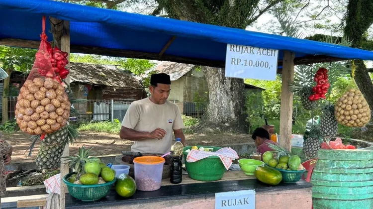 Long Weekend di Sabang, Penjual Rujak di Sabang Panen Rezeki