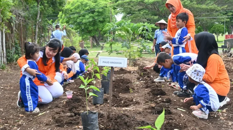 Belajar Sambil Bermain, Siswa PAUD Angkasa Tanam Jagung