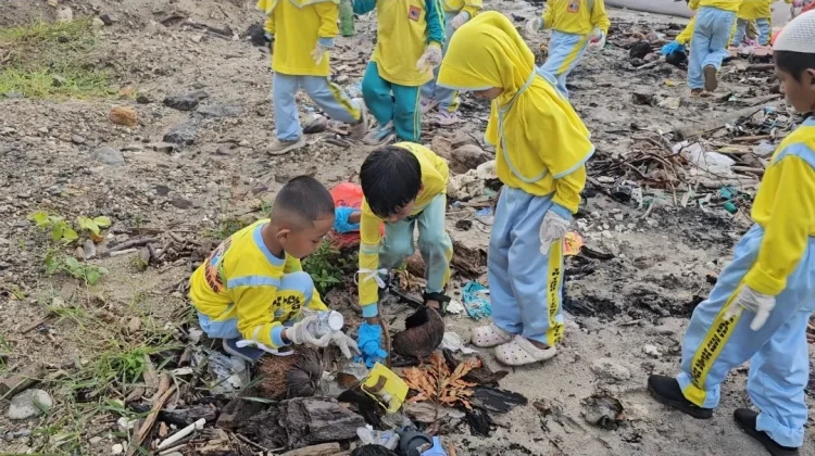 FKH Teurawah dan TK Saqu Nafisa Gelar Aksi Bersih Pantai Sabang