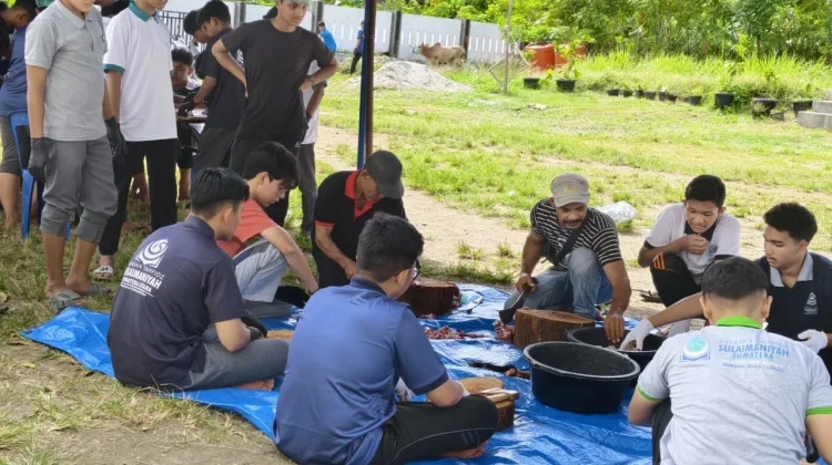 Pesantren Sulaimaniyah Salurkan Daging Kurban untuk Masyarakat dan Santri