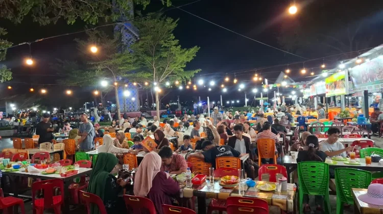 Pesona Tugu Menara Merah Putih Sabang Pikat Ratusan Wisatawan Akhir Pekan Ini