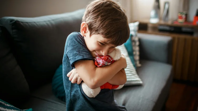 Tenangkan dengan Pelukan, Tips Hadapi Tantrum Anak Autis