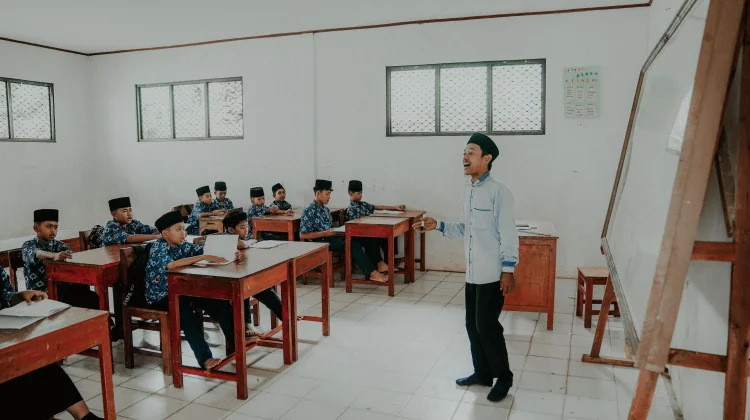 Trisula Pendidikan: Sinergi Keluarga, Sekolah, dan Lingkungan