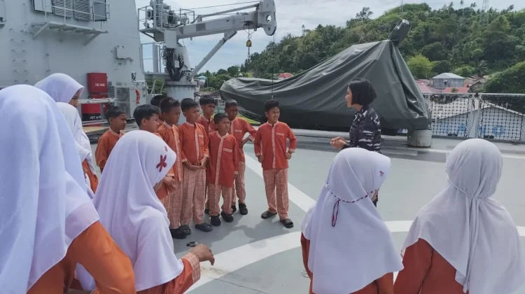 KRI Semarang-594 Kenalkan Dunia Maritim kepada Pelajar Sabang