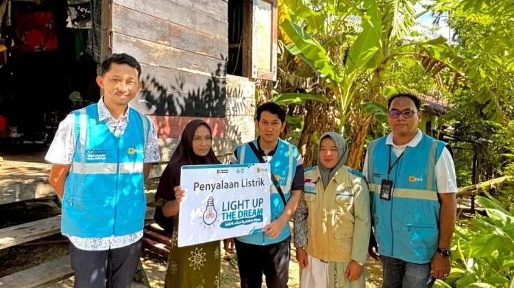 Light Up The Dream PLN Terangi Rumah Warga Desa Bateeshok