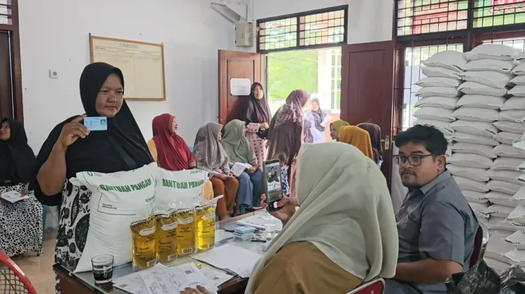 Beras dan Minyak Goreng Disalurkan, Ratusan KPM di Balohan Terima Bantuan Pangan