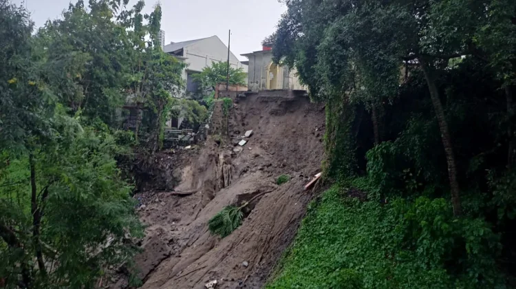 Longsor Gerus Tanah Penyangga Gedung DPRK Sabang