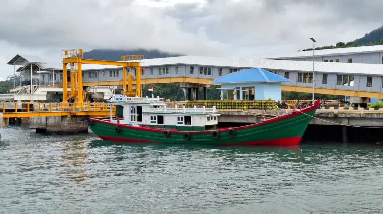 Kapal Kayu Angkut LPG Bongkar Muat di tengah Ramainya Arus Wisatawan ke Sabang