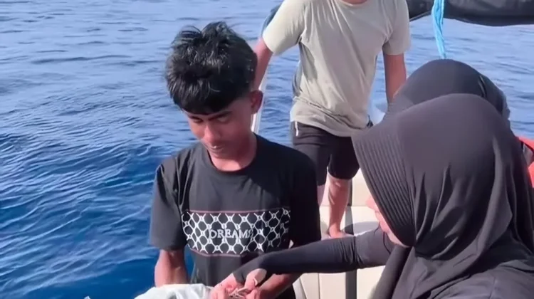 Penyu Terlilit Sampah Plastik Diselamatkan Pemandu Wisata di Perairan Sabang