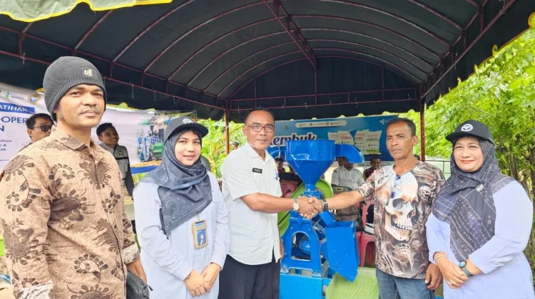 Petani Batee Shok Terima Bantuan Mesin Pencacah Nilam dan Penggiling Jagung
