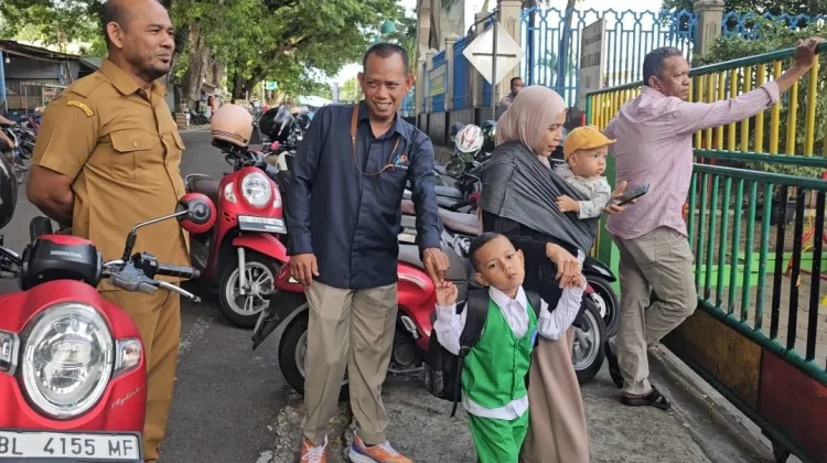Hari Pertama Sekolah, Ayah Dampingi Anak ke Sekolah