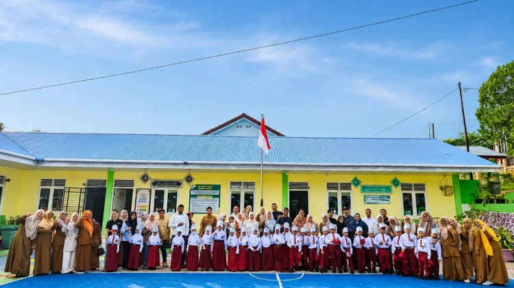 Antusias Ayah Mengantar Anak Sekolah Meningkat di Sukakarya