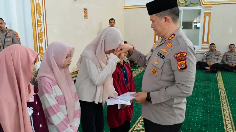 Binrohtal Polres Sabang, Kapolres Serahkan Santunan kepada Anak Yatim