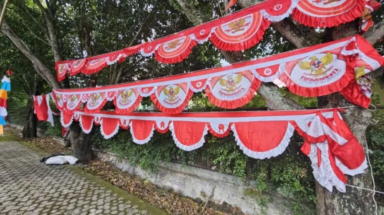 Pedagang Bendera Merah Putih Mulai Ramaikan Sudut Kota Sabang