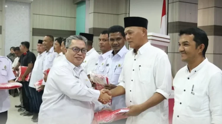 Kesbangpol Sabang Bagikan 490 Bendera Sambut HUT ke-81 RI