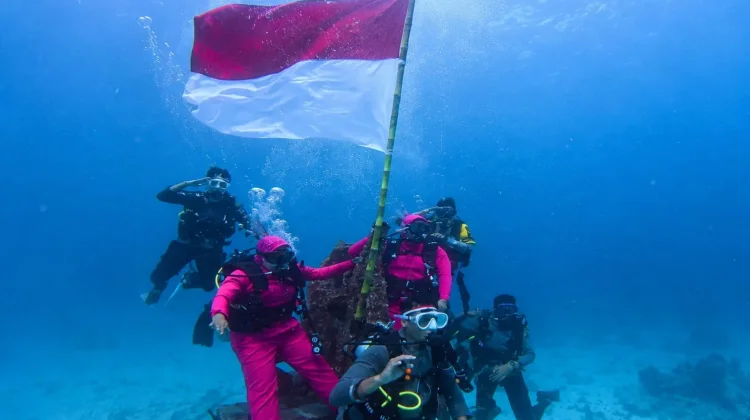 Merah Putih Berkibar di Bawah Laut Pulau Rubiah Sabang