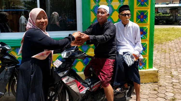 Ratusan Paket Jumat Berkah Dibagikan untuk Jamaah di Sabang