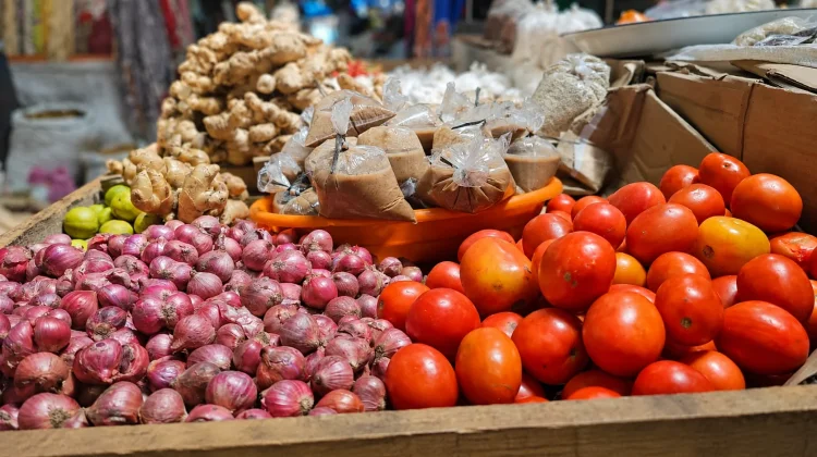 Harga Bawang dan Tomat di Pasar Induk Sabang Stabil