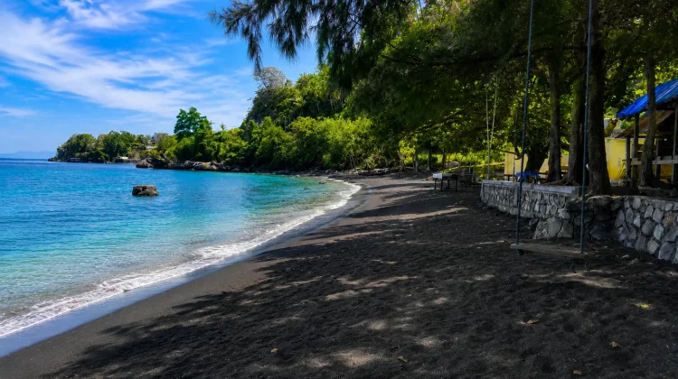 Hamparan Pasir Hitam Pantai Anoi Itam Tarik Wisatawan ke Pulau Weh