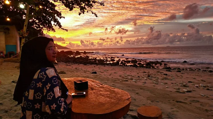 Pantai Kasih Jadi Pilihan Warga Nikmati Sore di Sabang