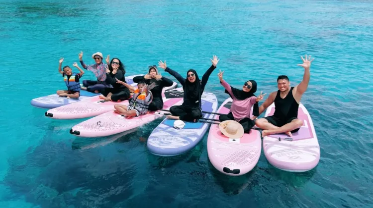 Nikmati Laut Sabang Sambil Berburu Foto Estetik dengan Paddle Board